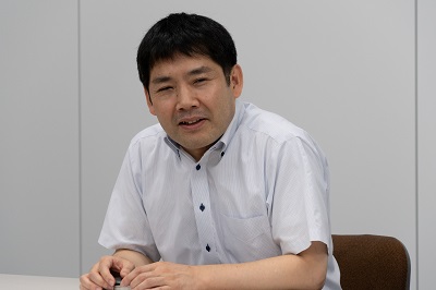 西原 仁氏